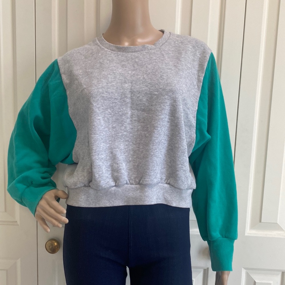 Joy Lab Womens L Crop Top Sweatshirt. Grey and Green sleeves. Soft and cozy.